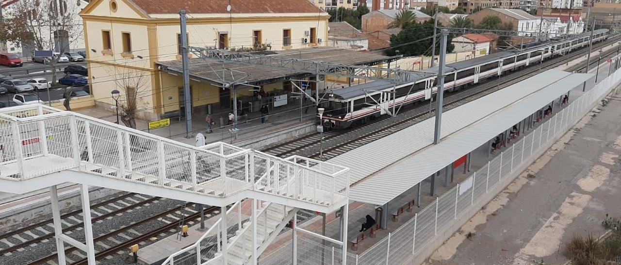 Eliminar la pasarela elevada y construir un paso subterráneo entre andenes es una de las reivindicaciones de Vila-real.