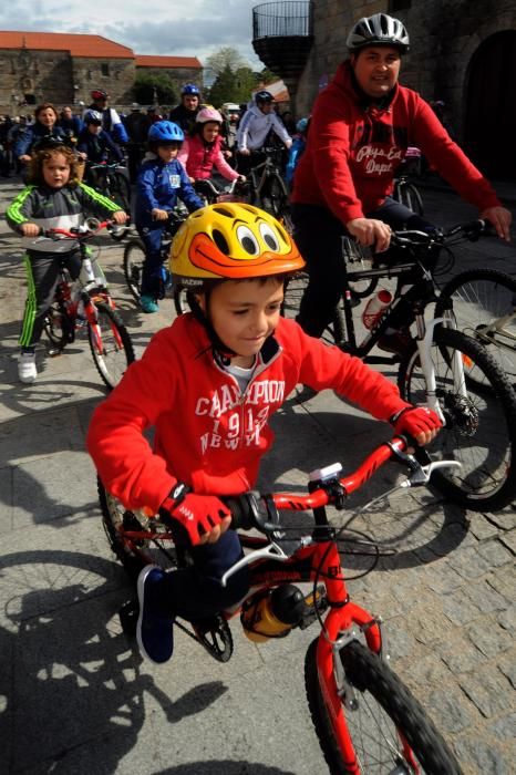 Un pelotón de ciclistas desafía a la lluvia en Cambados