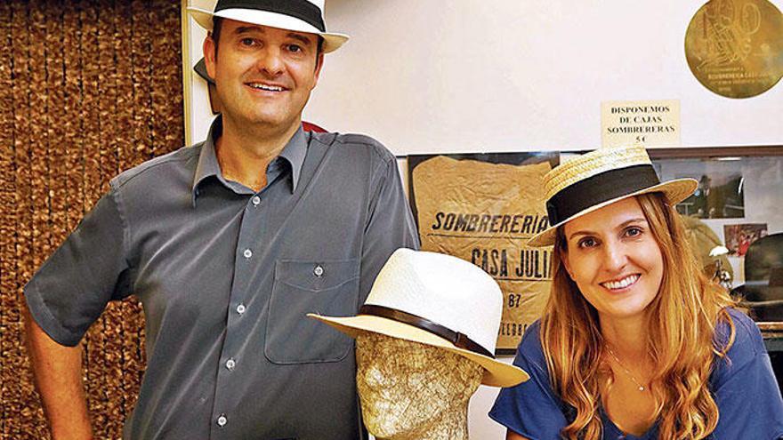 Silvia Estela trägt einen Canotier, ihr Bruder Daniel einen Panama-Hut.