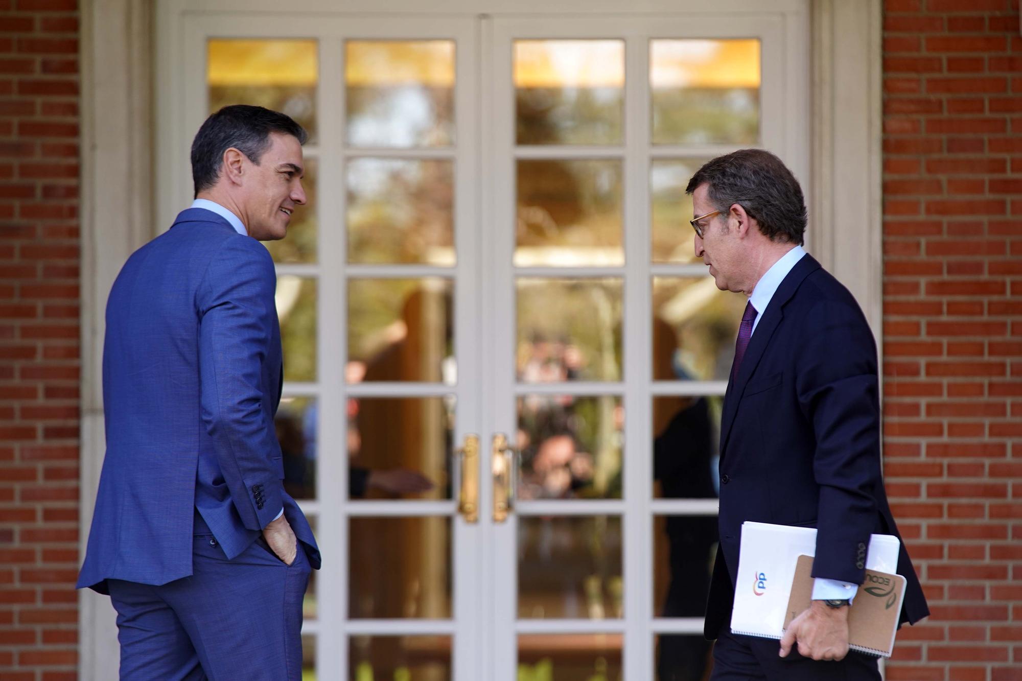 Pedro Sánchez y Alberto Núñez Feijoo antes de la reunión en el Palacio de la Moncloa.