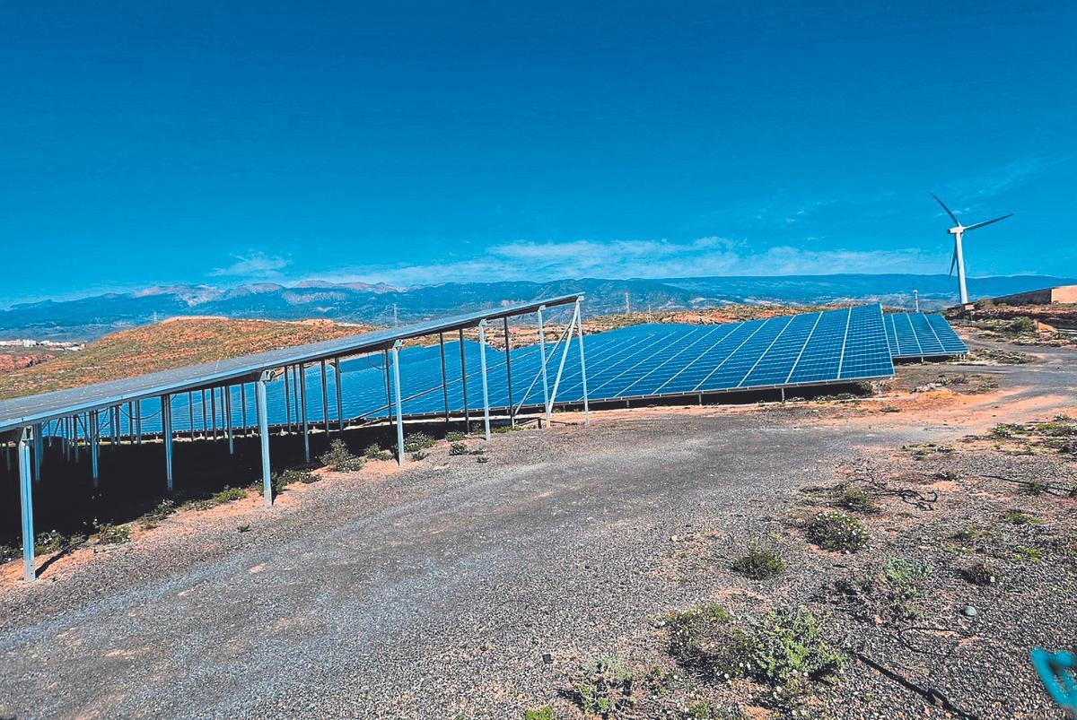 Una gran instalación fotovoltaica en un descampado del Archipiélago.