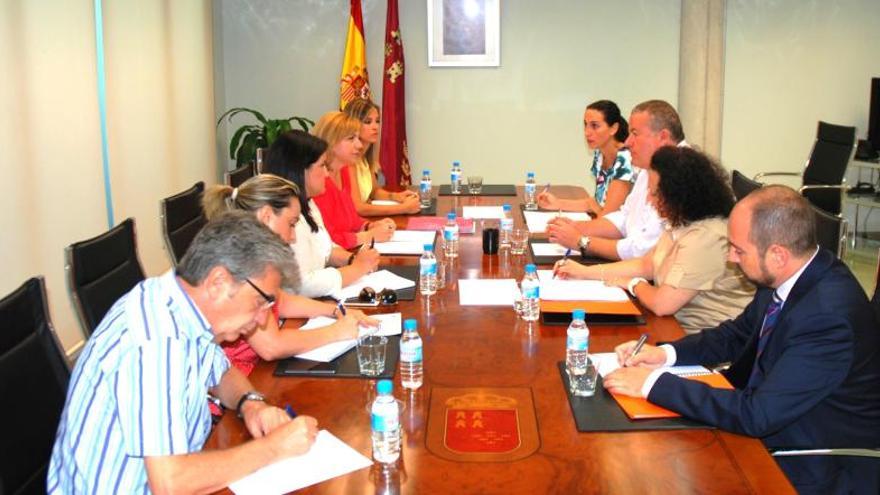 Reunión de los consejeros Bernabé y Tomás y sus equipos.