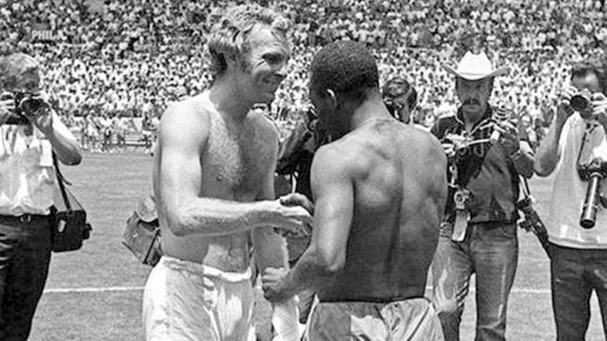 Pelé entrega su camiseta a Moore tras enfrentarse en México.