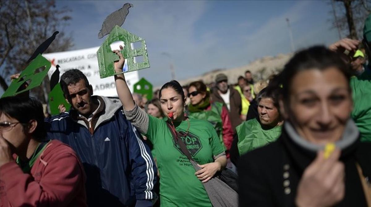 icoy29039201 pah members protest in front of a catalunya caixa 160116200838