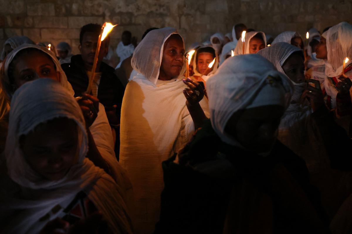 Cristianos ortodoxos celebran “Fuego Sagrado” en Jerusalén. eregrinos cristianos ortodoxos sostienen velas durante la ceremonia del Fuego Sagrado, un día antes de la Pascua ortodoxa, el sábado 15 de abril de 2023 en la Iglesia del Santo Sepulcro en la Ciudad Vieja de Jerusalén, donde muchos cristianos creen que Jesús fue crucificado y enterrado antes de resucitar.