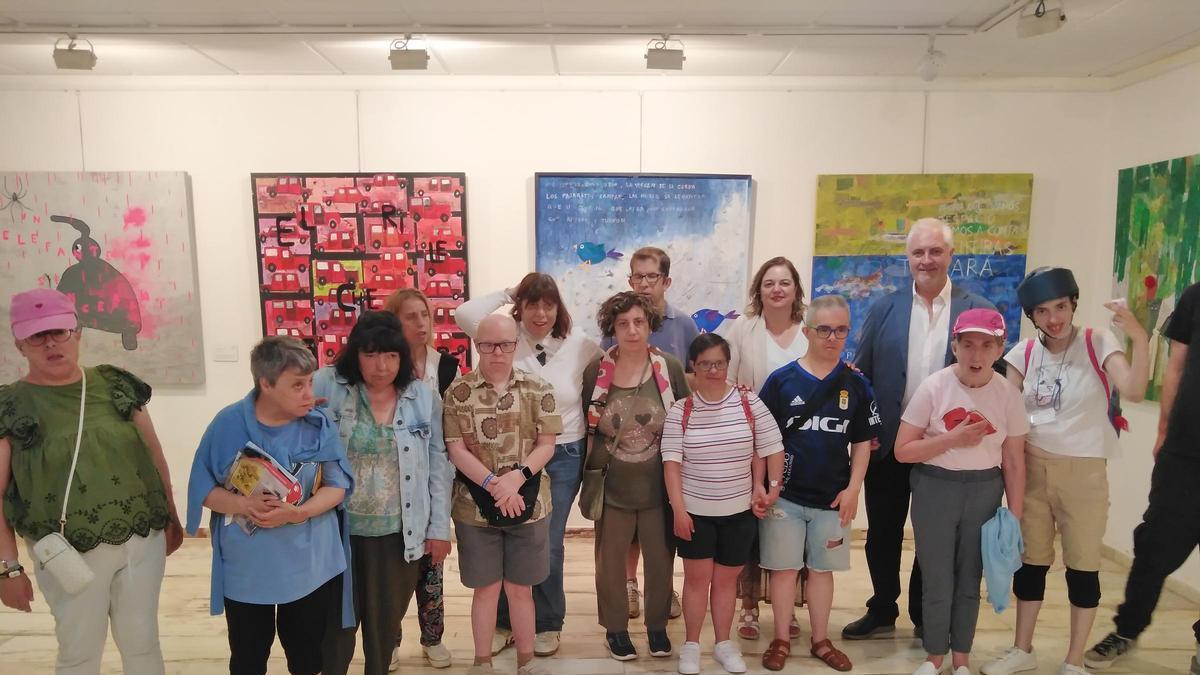Usuarios de CAI La Arboleya junto a Montse Fernández y Gonzalo González en la exposición en Tineo.