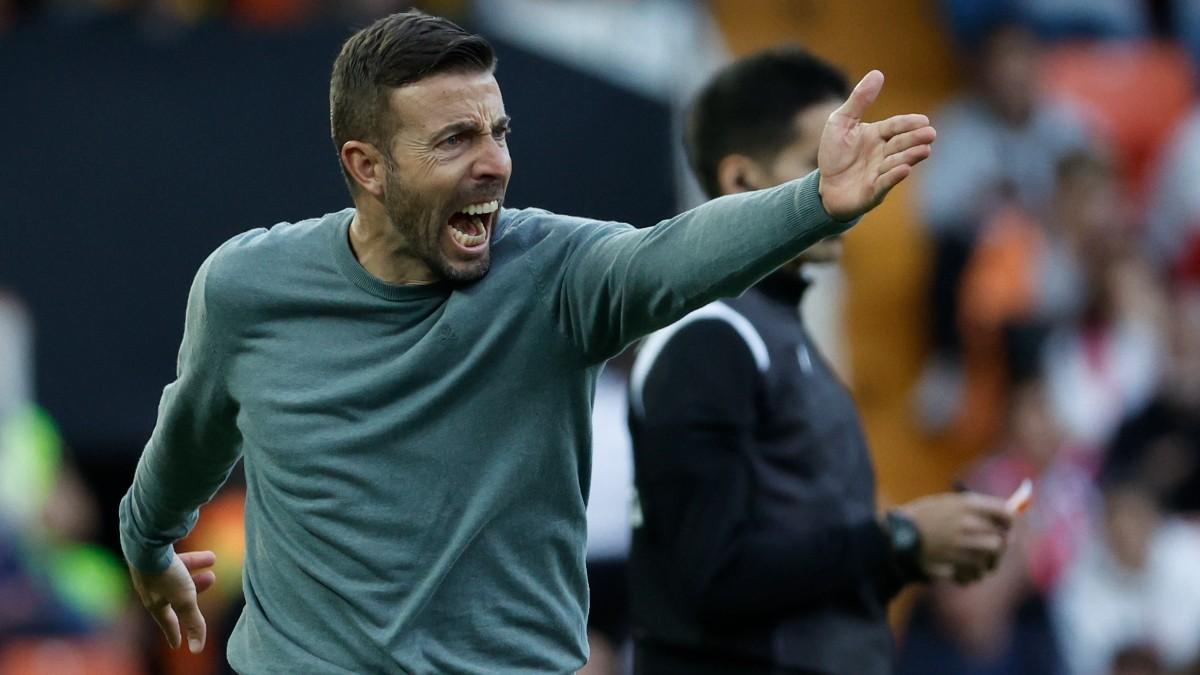 Luis García, dando instrucciones durante el partido