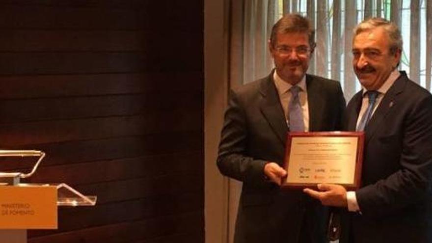 El ministro de Justicia y Fomento en funciones, Rafael Catalá, entrega una placa a Andrés Ayala en su despedida.