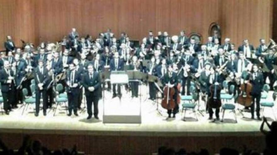 La Unión Musical de Almoradí, tras su interpretación en el Palau de les Arts.