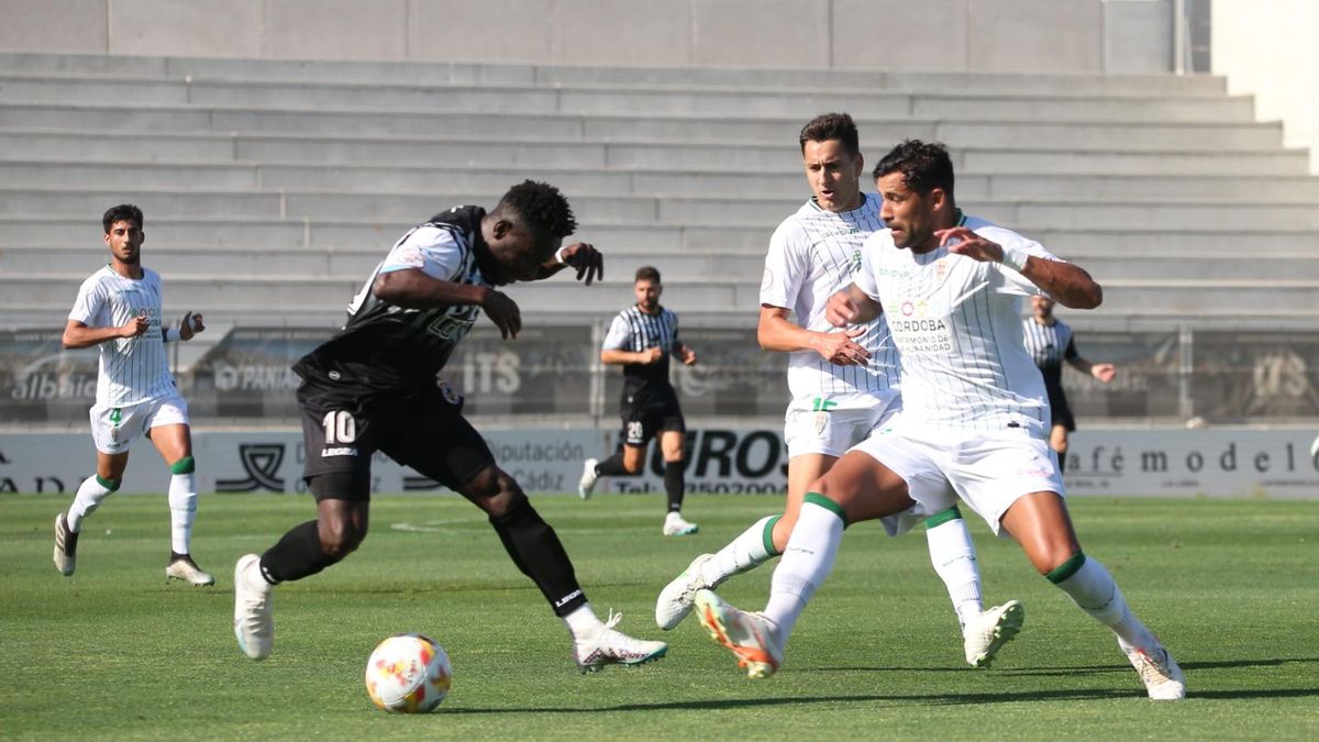 Koroma, autor del gol del Linense, sortea a los defensores del Córdoba.