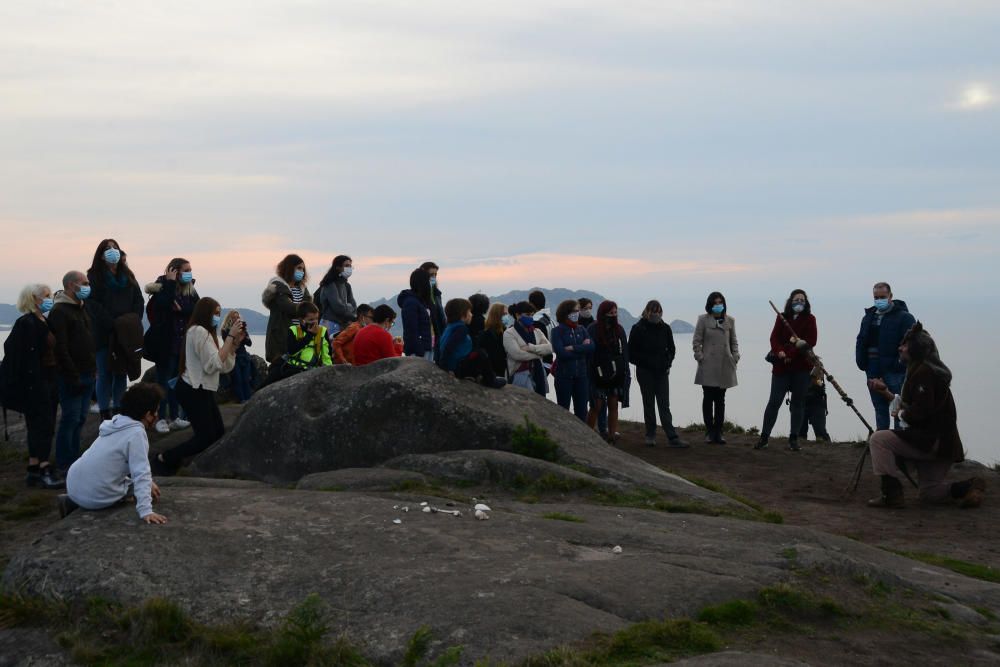 Actores y espectadores en la cumbre de O Facho. // G. Núñez