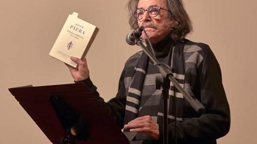 Josep Piera, con un ejemplar de su «Poesía completa».