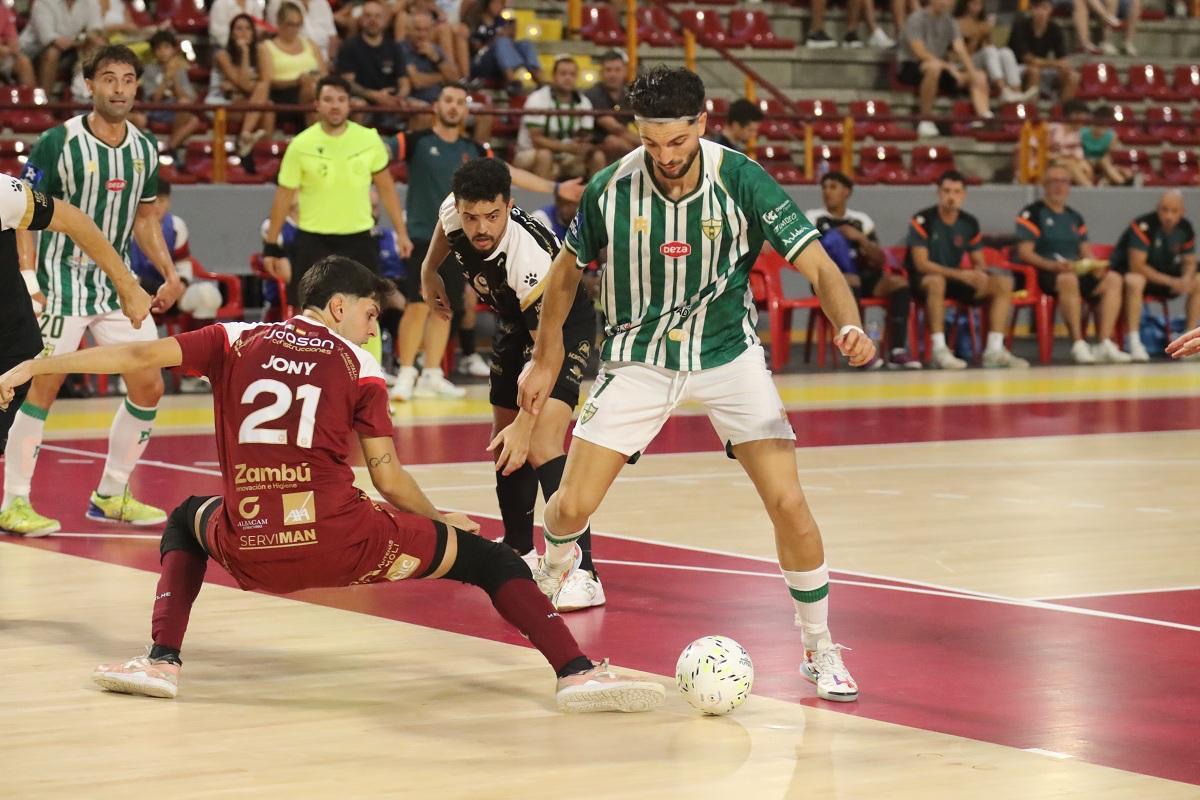 Momento en el que Zequi se deshace del guardameta rival y anota el tercer gol del Córdoba Patrimonio.