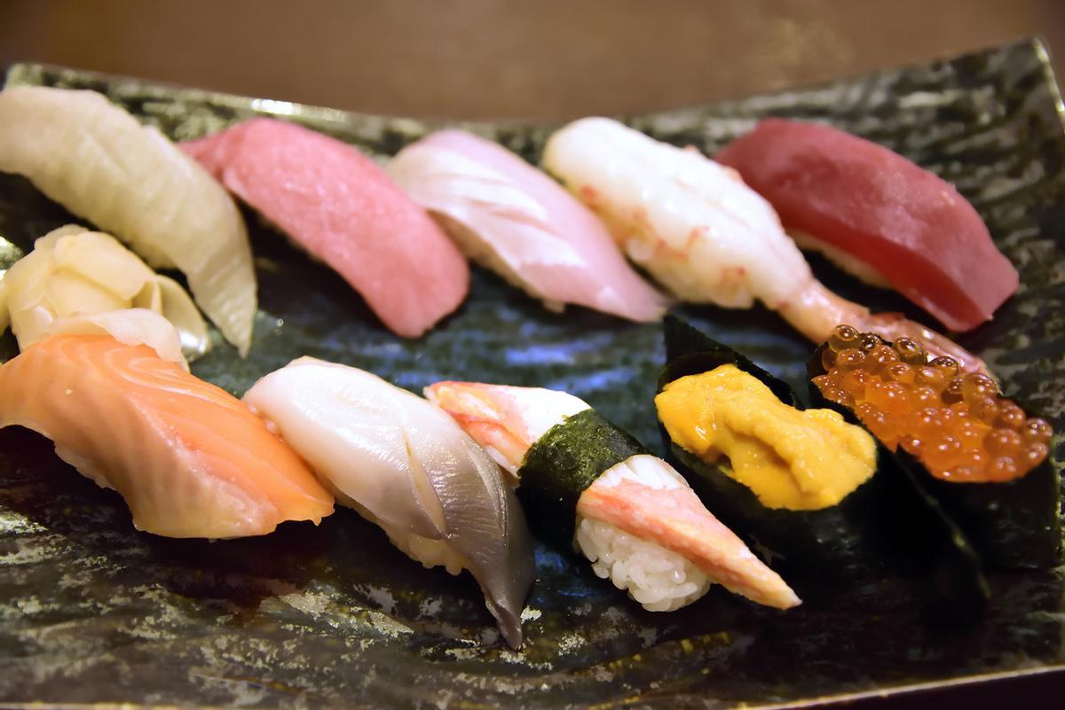 Edomae-zushi (sushi con forma de mano; Nigiri-zushi).