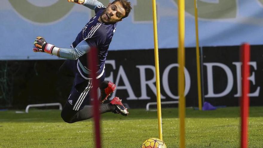 Sergio Álvarez realiza una estirada en un entrenamiento en A Madroa. // Adrián Irago