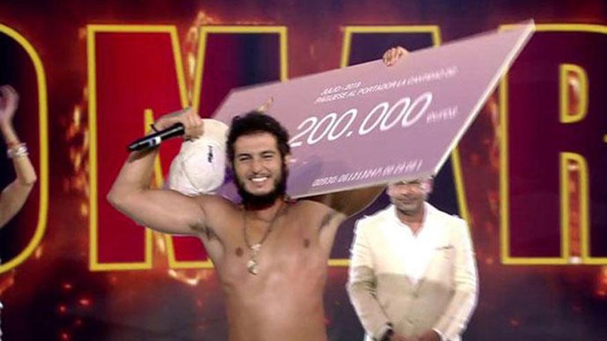 Omar Montes, con el cheque de 200.000 euros