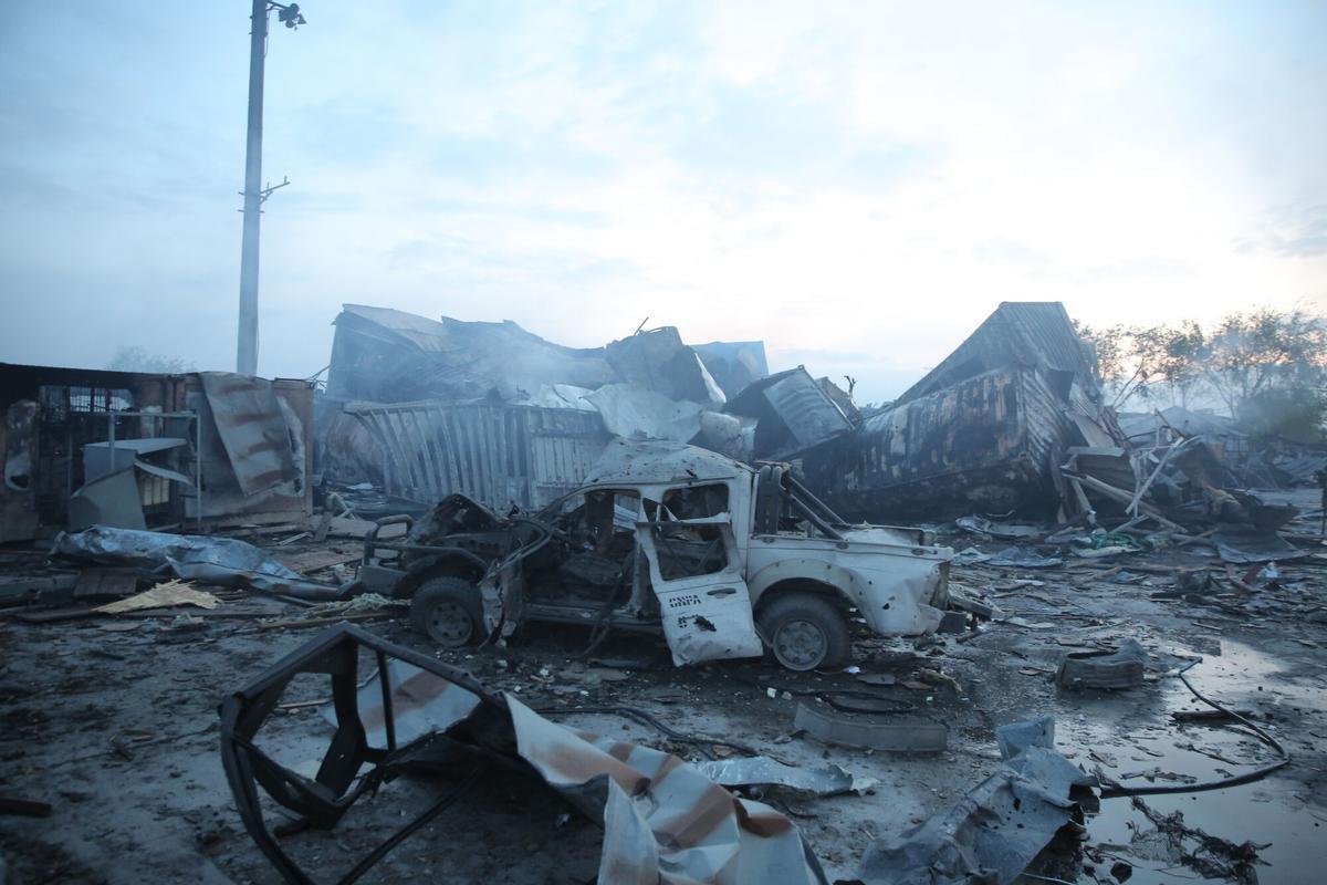 Las víctimas de los presuntos ataques aéreos pakistaníes en Kabul son evacuadas.