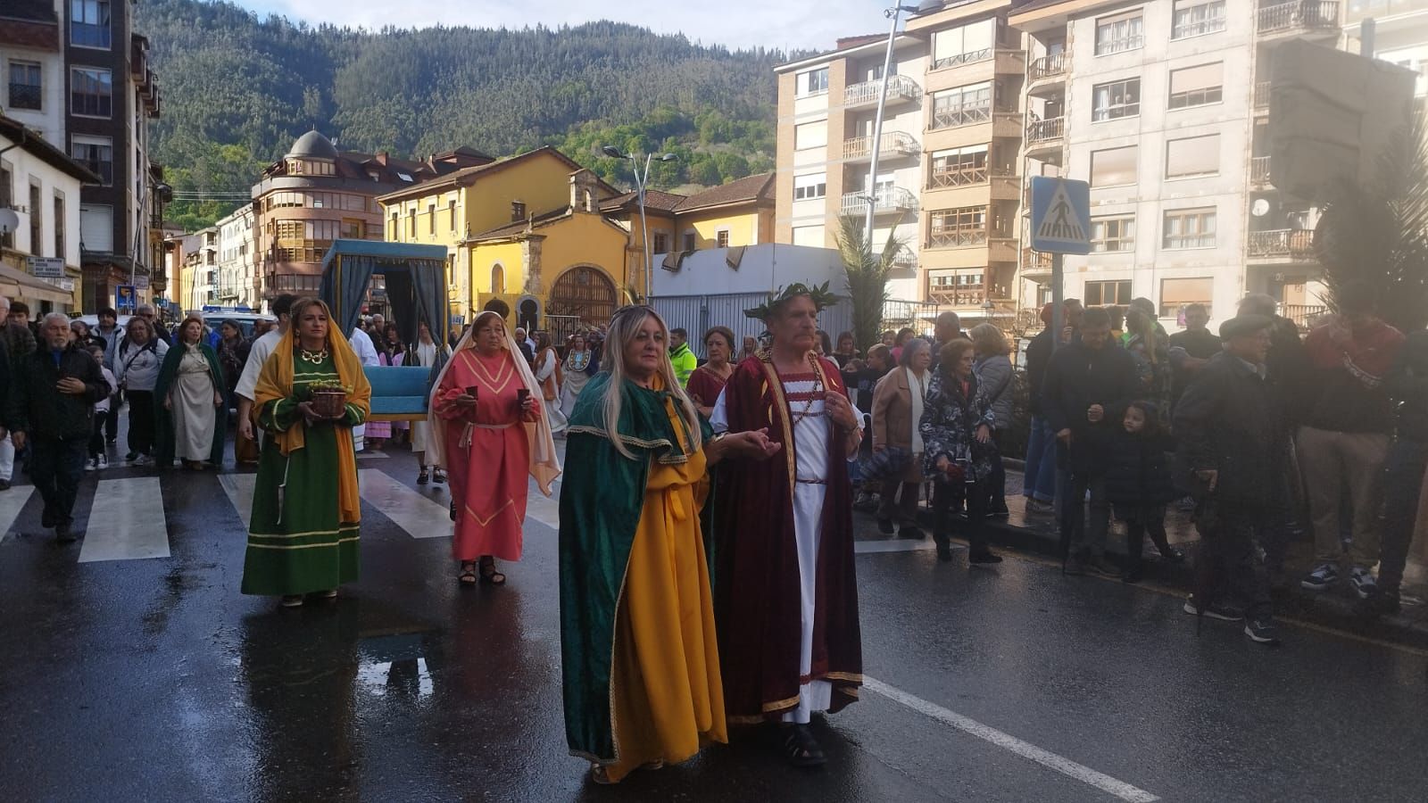 Infiesto vive con pasión su Via Crucis viviente