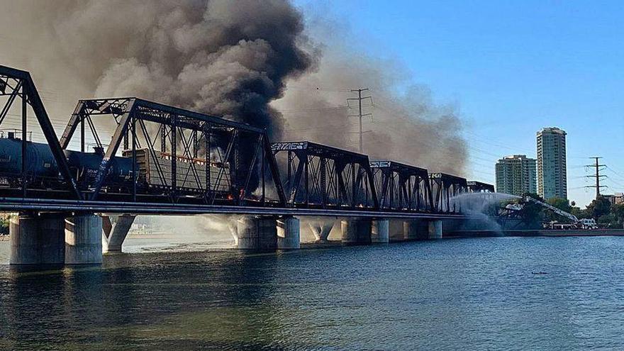 Gran incendio en un puente de Arizona al descarrilar un tren