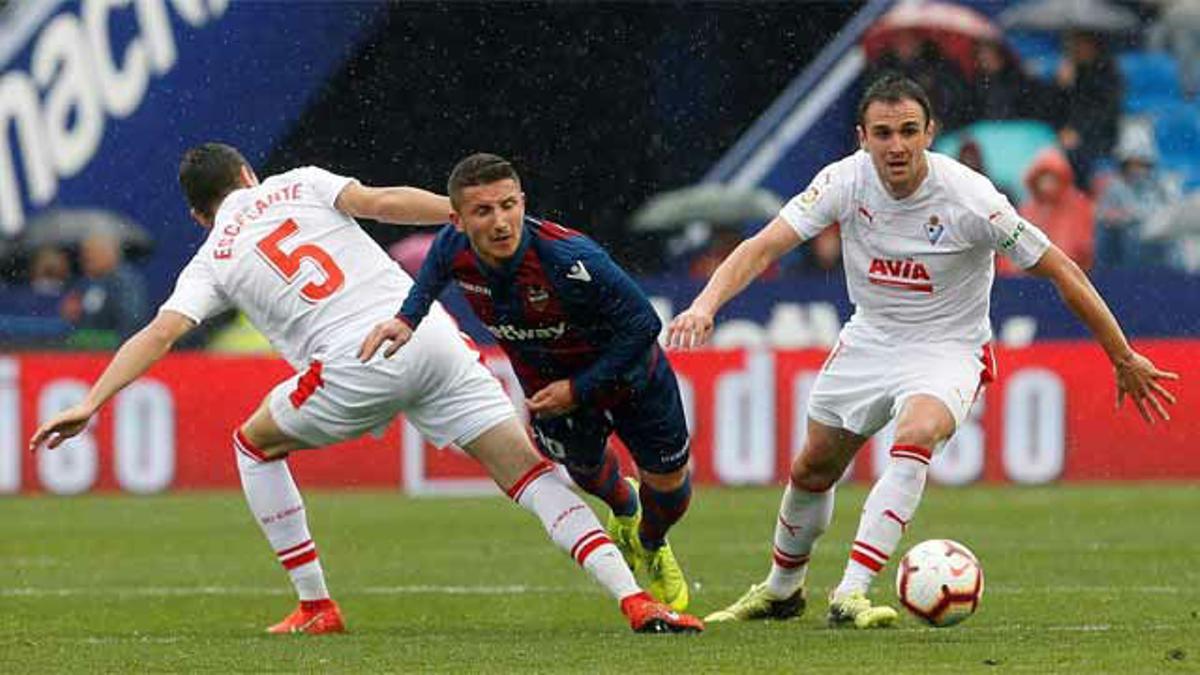 Punto de oro para el Eibar ante un Levante que sigue mirando a la parte baja