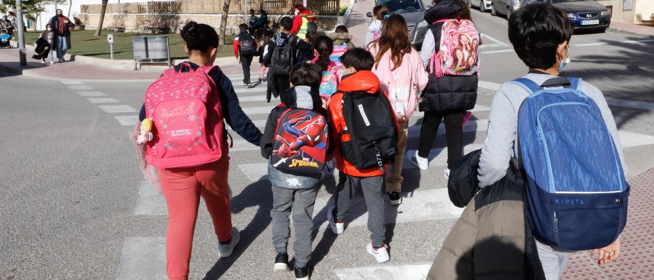 Unos niños se dirigen al colegio, en Sant Antoni.