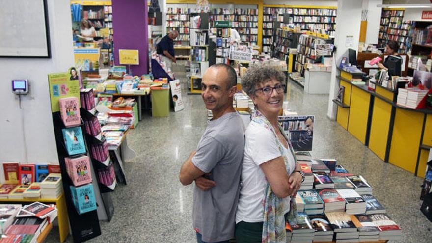 José Antonio Ruiz y Pilar Villasana, fundadores de la Librería Luces, esta semana en la planta principal.