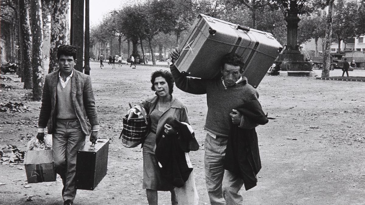 'Emigrantes viniendo de la Estación de Francia', foto de Xavier Miserachs de 1962.