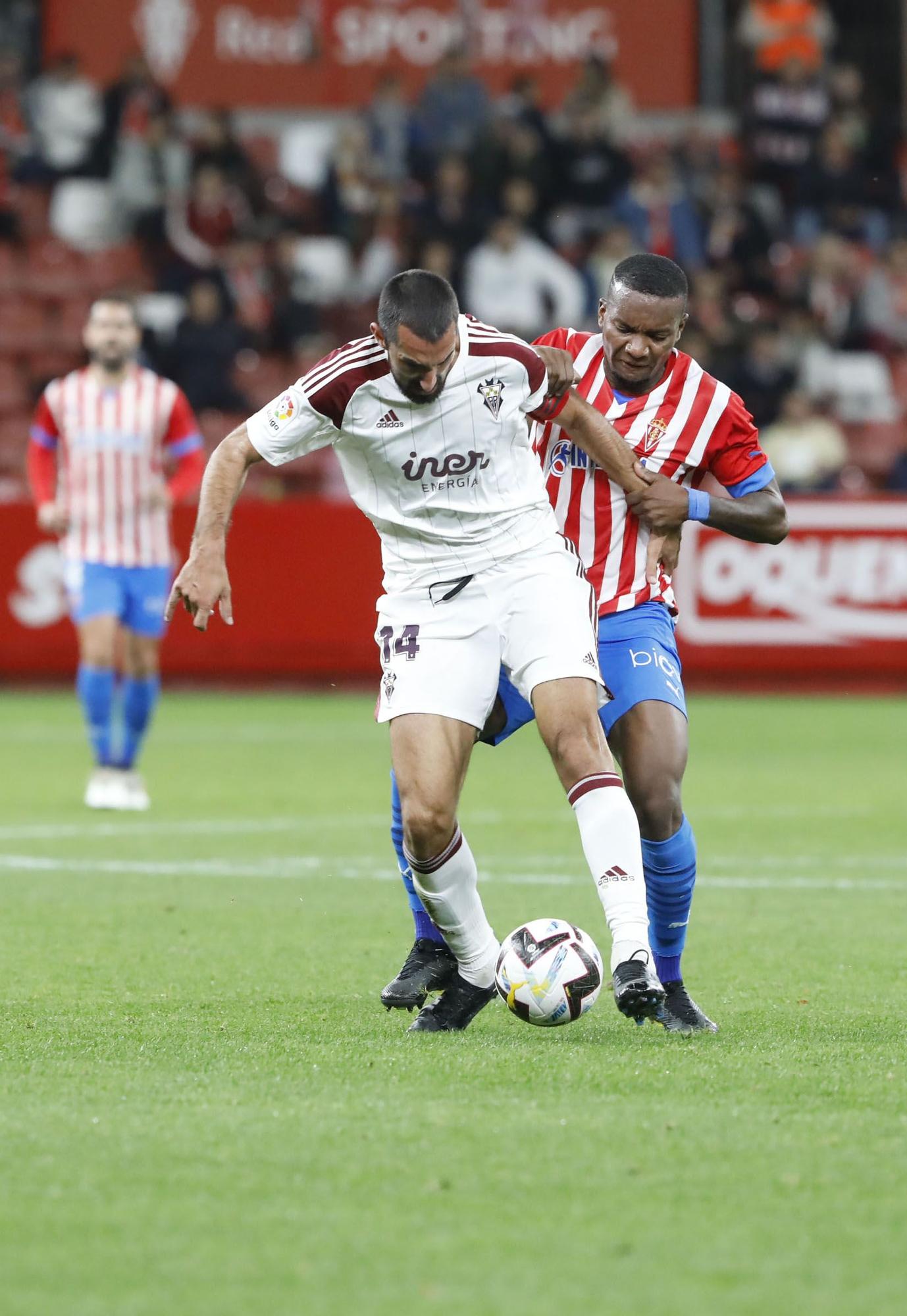 En imágenes: así fue el duelo entre Sporting y Albacete en El Molinón