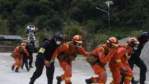 Luding County (China), 06/09/2022.- Rescuers use helicopter to evacuate injured people in Luding county, Ganzi prefecture, Sichuan Province, China, 06 September 2022. A 6.8 magnitude earthquake hit China’Äôs southwest Sichuan province on 05 September. According to state media, the death toll has risen to at least 65 people, with more than 10 people missing and 200 injured. The strongest earthquake in the region since 2017 triggered landslides and shook the provincial capital Chengdu, whose 21 million residents are already under a COVID-19 lockdown. Chinese rescue teams saved 15 people while still trying to evacuate 1000 villagers from the epicenter in Luding that got isolated by the landslide. (Terremoto/sismo) EFE/EPA/STRINGER CHINA OUT