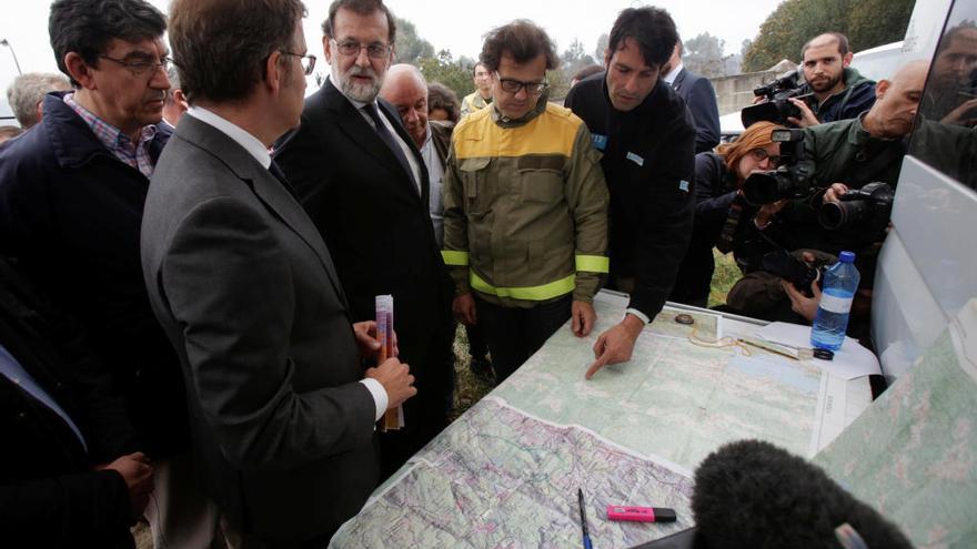 Rajoy durante su visita al centro de control de los incendios.