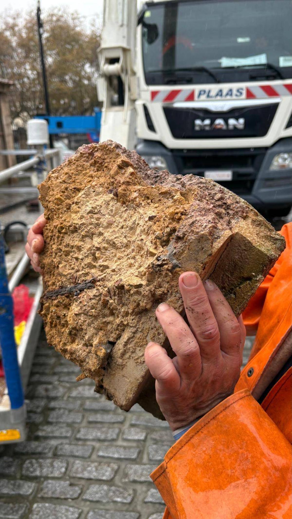 Uno de los cascotes retirados.