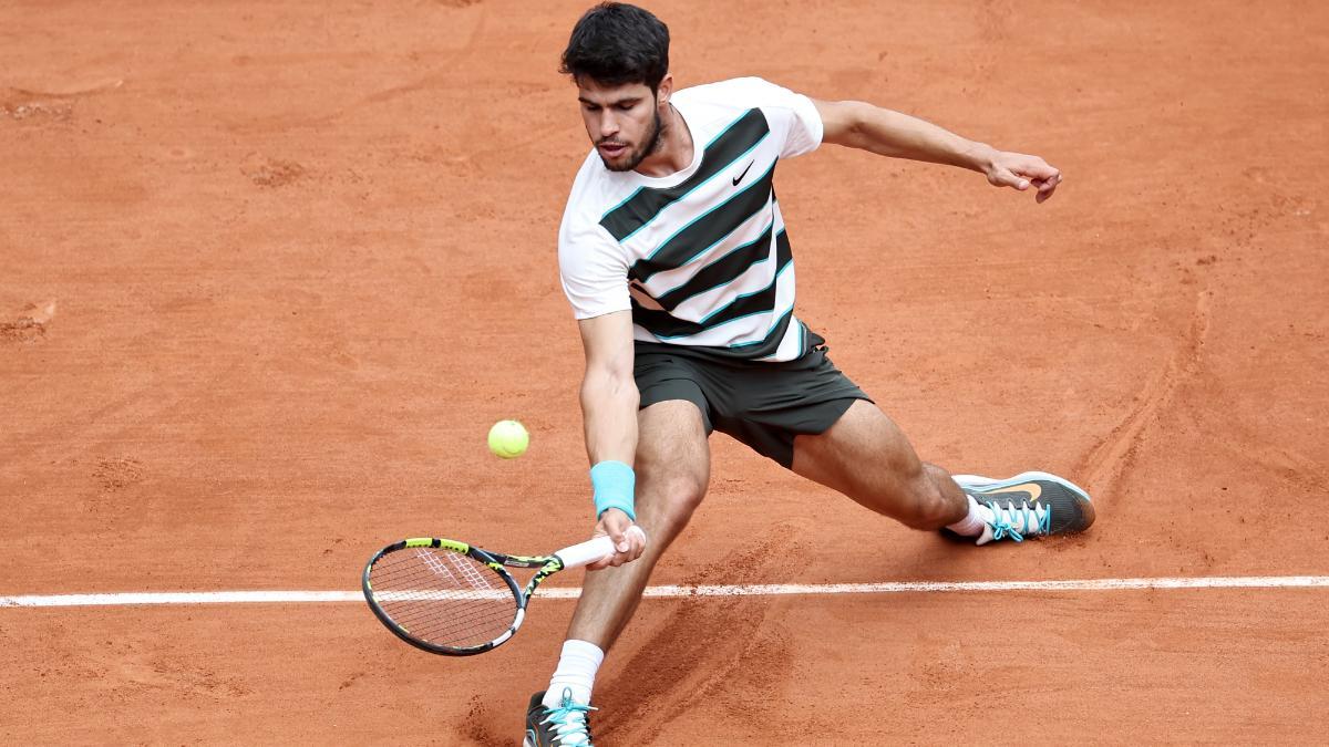 Carlos Alcaraz hace una dejada en Roland Garros