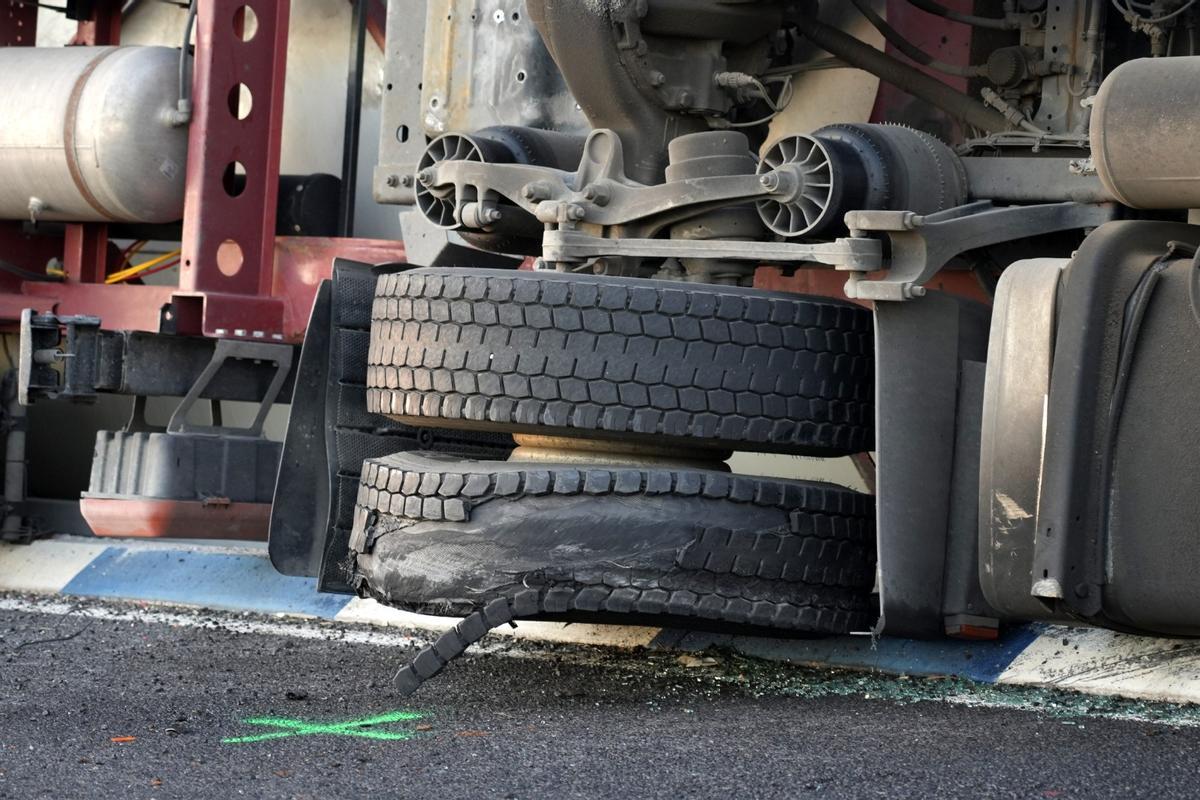 Un detalle de una rueda reventada del camión accidentado.