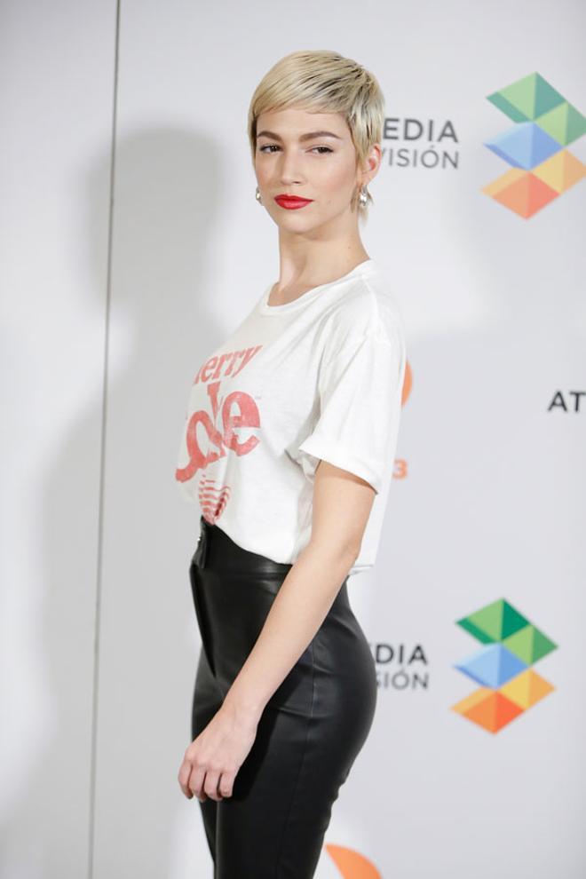 El look de Úrsula Corberó con camiseta, pantalones de cuero y labios rojos
