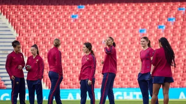 ¡Las jugadoras ya pisan el césped!