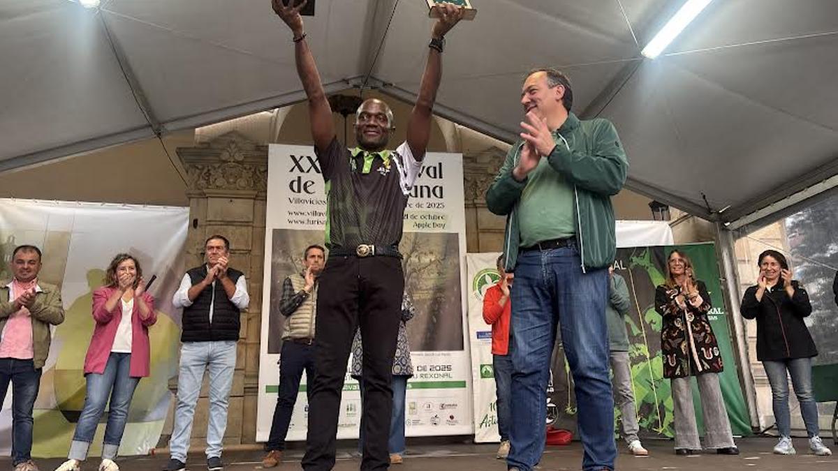 Salvador Ondó celebra el título con Alejandro Vega