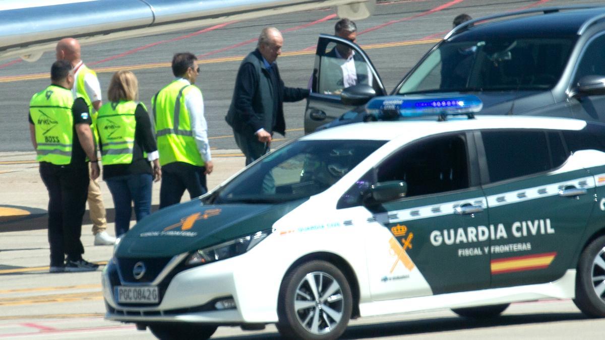 El Rey emérito Juan Carlos a su llegada al Aeropuerto Internacional de Vigo-Peinador.