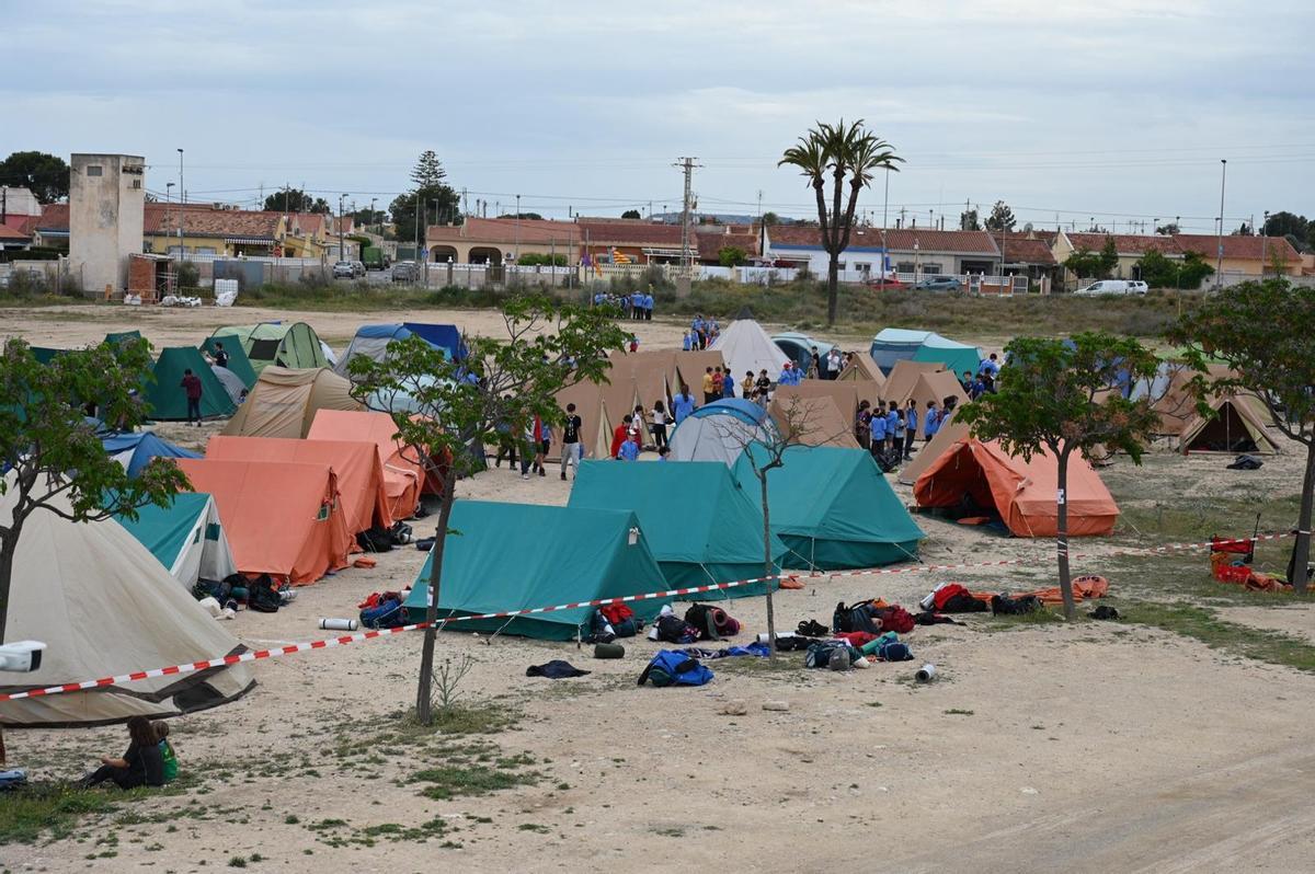 Una marea azul del uniforme scouts inunda El Campello transmitiendo valores y respeto al medio ambiente