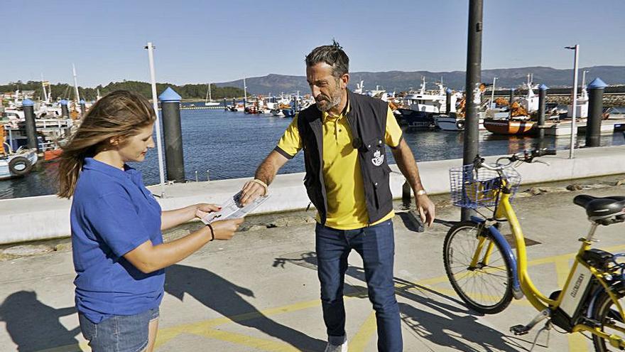 Zahera (cartero Anselmo) entrega la carta a su anfitriona. | // ÉZARO FILMS