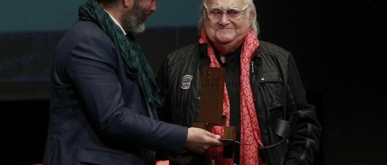 El presidente de COAG entrega el premio a Xavier Suances. // J. Regal