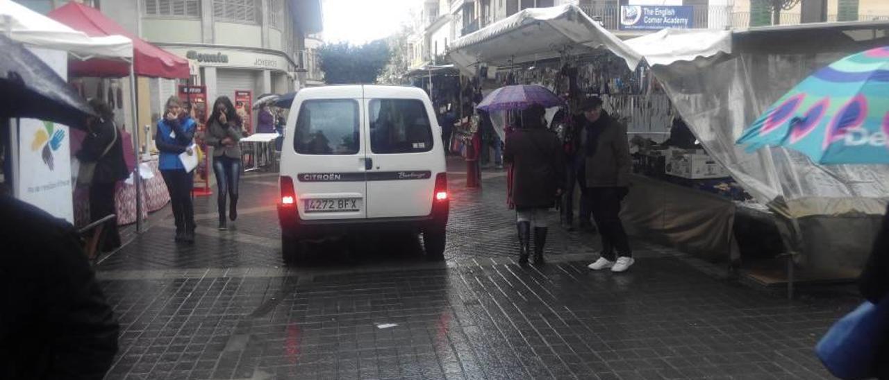 Una furgoneta accede a la plaza de España