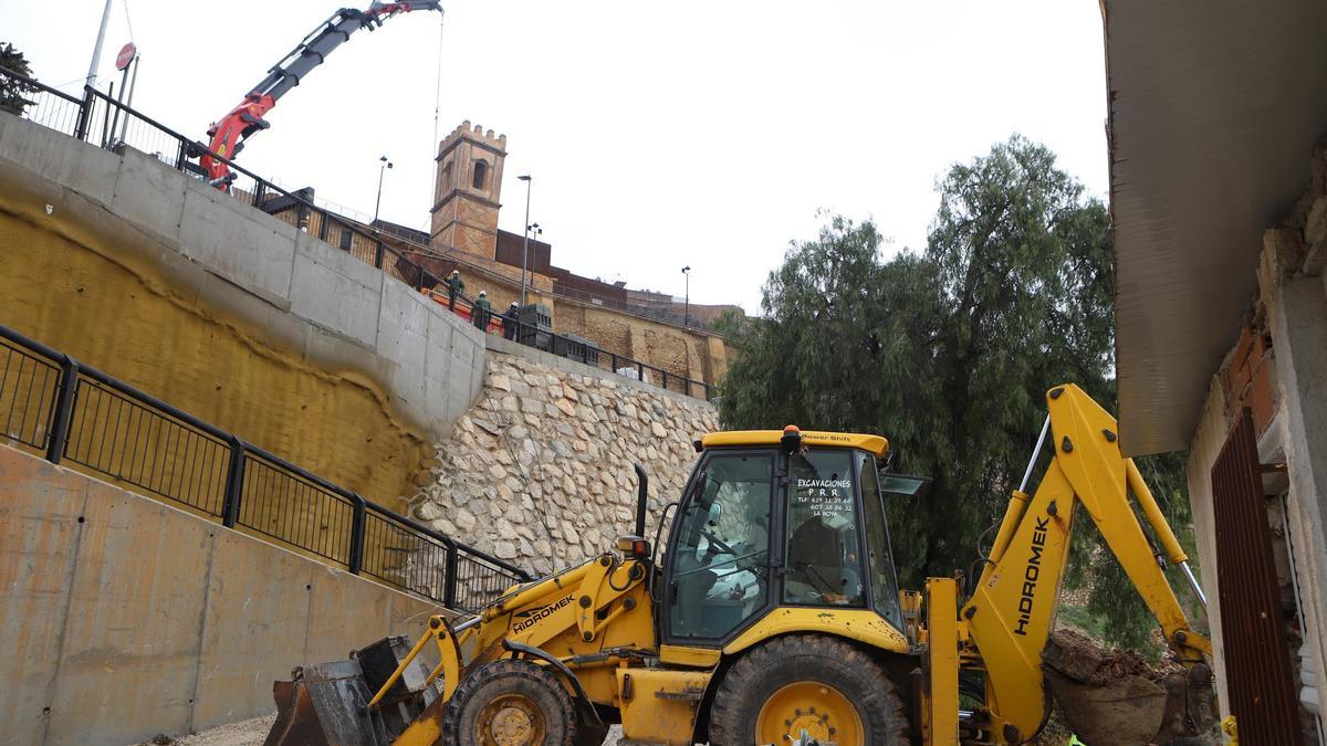 Obras de urgencia para estabilizar un muro cerca de la iglesia de San Pedro.