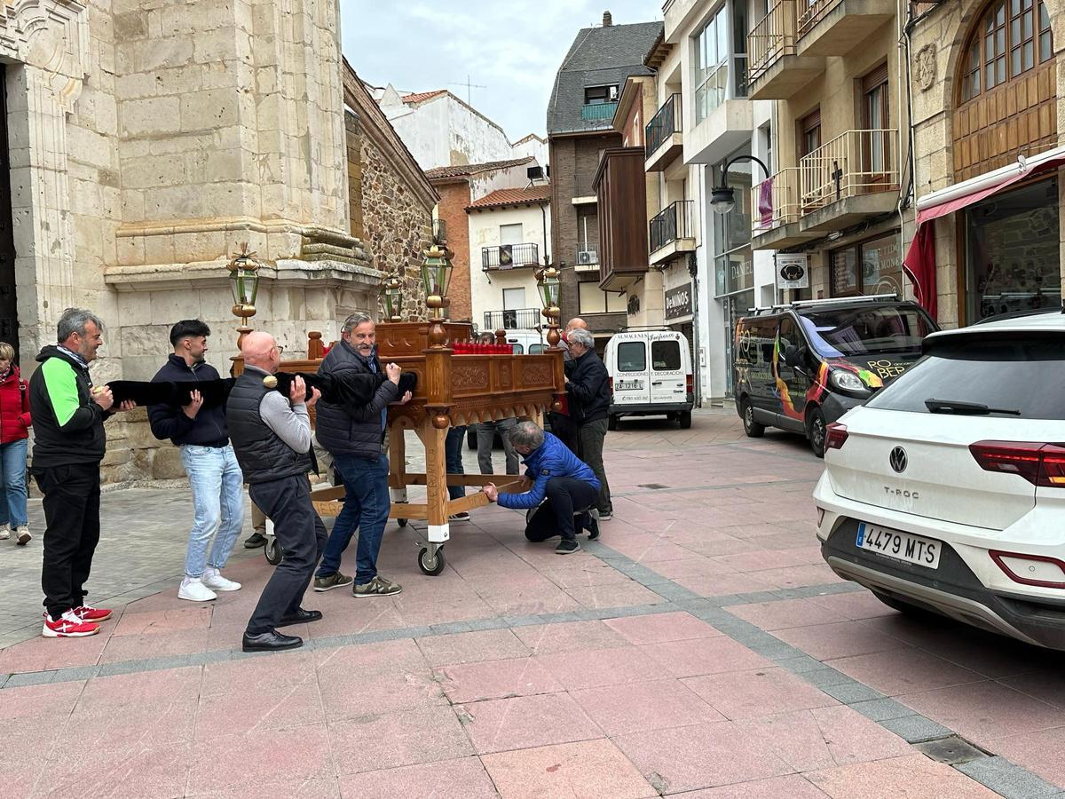 Preparando una de las mesas para su traslado a la ermita.