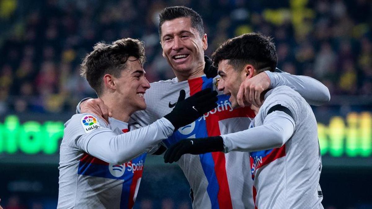 Pedri celebra su gol con Lewandowski y Gavi.