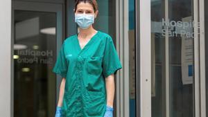 LOGROÑO, 09/04/2020.- La supervisora de enfermeras de dos plantas del Hospital San Pedro, Marisol Gómez, ha afirmado a Efe que los pacientes con COVID-19 se emocionan y sienten mucha alegría con estas cartas, pero, sobre todo, con los dibujos que envían los niños porque es la parte más tierna. El Hospital San Pedro ha recibido más de 2.000 cartas, dibujos y poesías de personas anónimas, quienes transmiten mensajes de apoyo para dar ánimos en estas circunstancias tan especiales que se están viviendo con motivo de esta pandemia. EFE/Raquel Manzanares