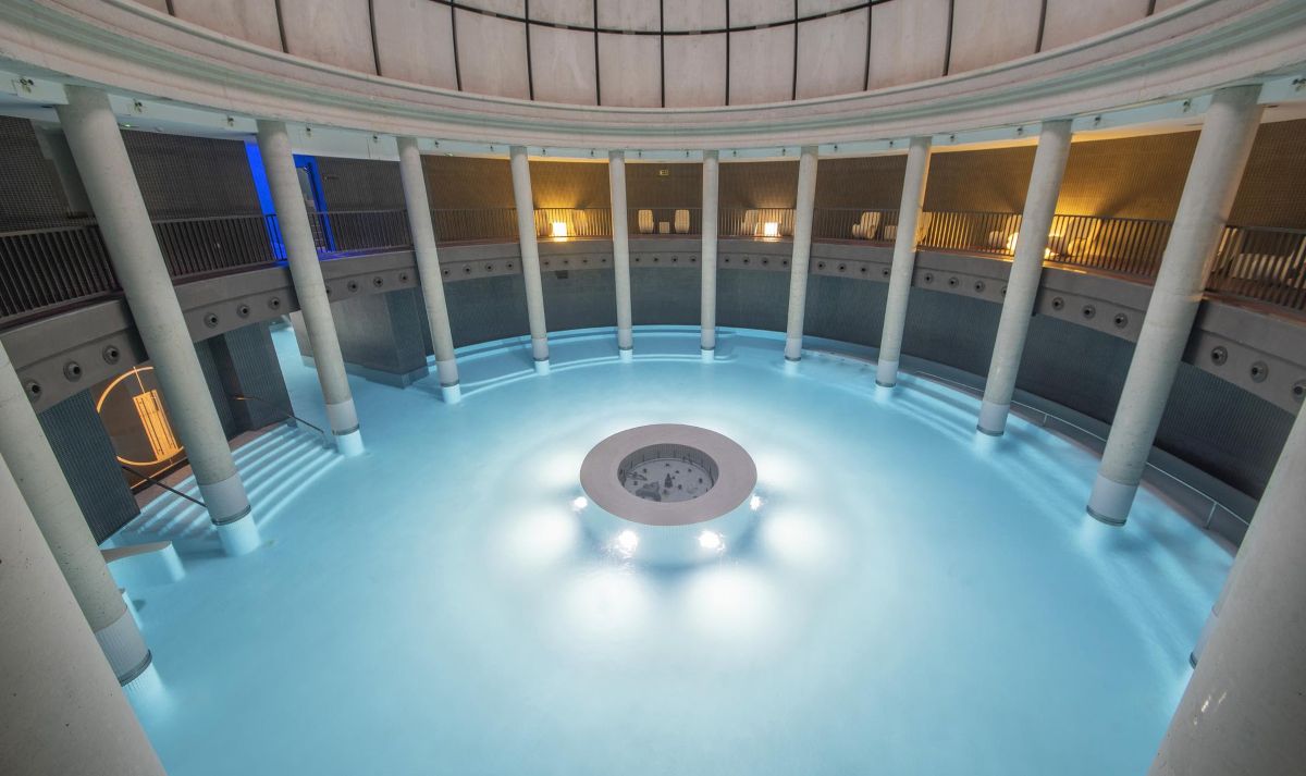 Sala de columnas en Las Caldas Villa Termal, a un paso de Oviedo.