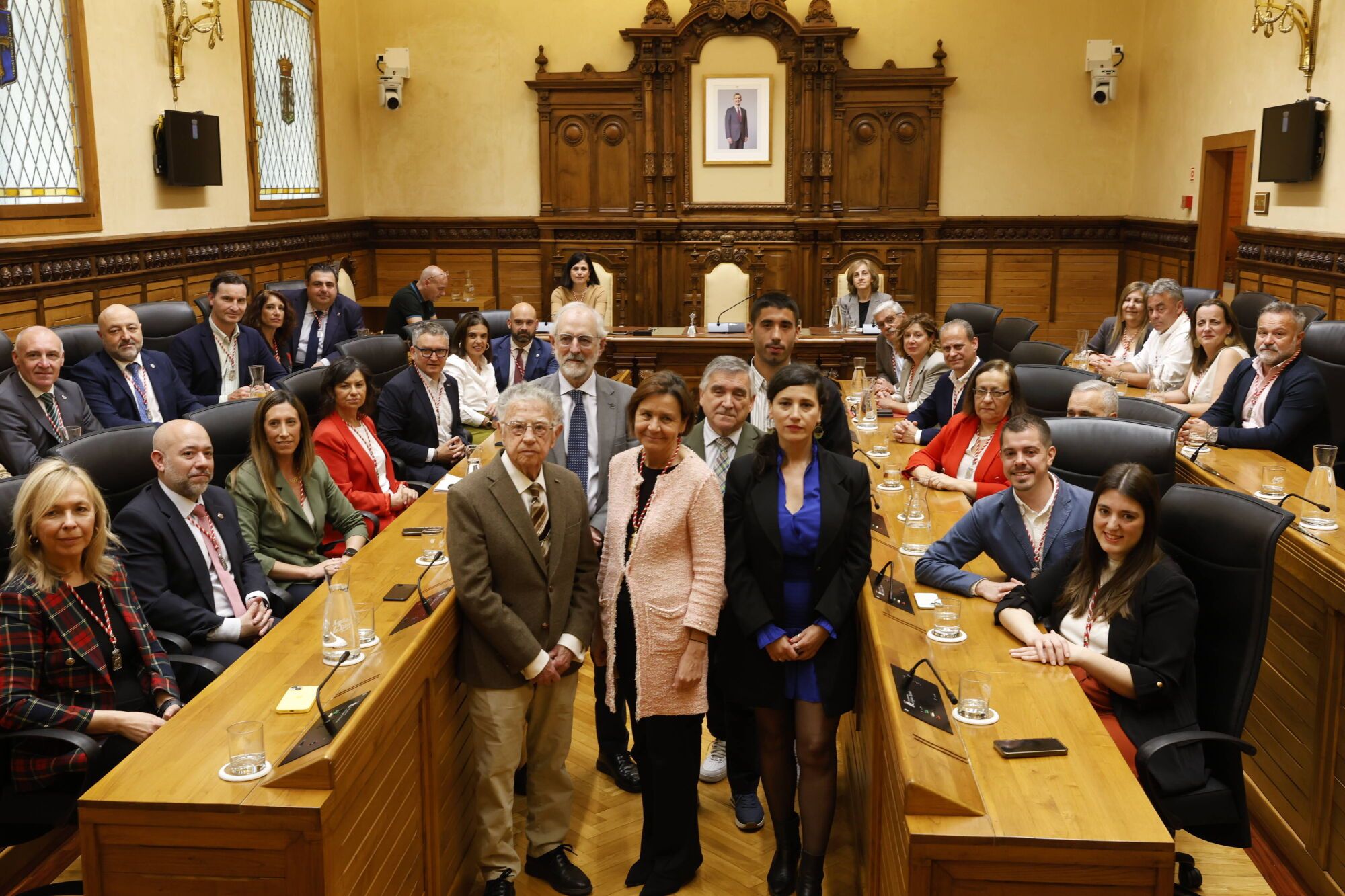 EN IMÁGENES: Gijón honra a sus vecinos ejemplares, ahora sí, tras la interrupción provocada por el apagón