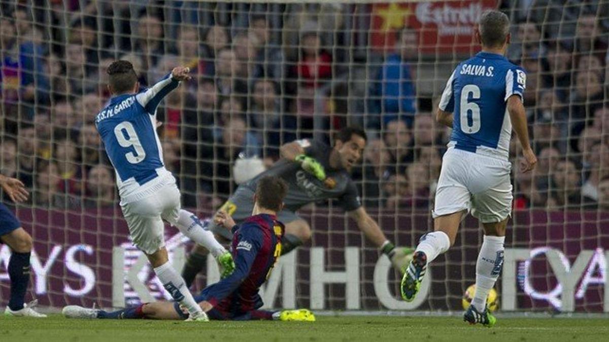 Sergio Garcia supera a Bravo y abre el marcador en el derbi del Camp Nou.
