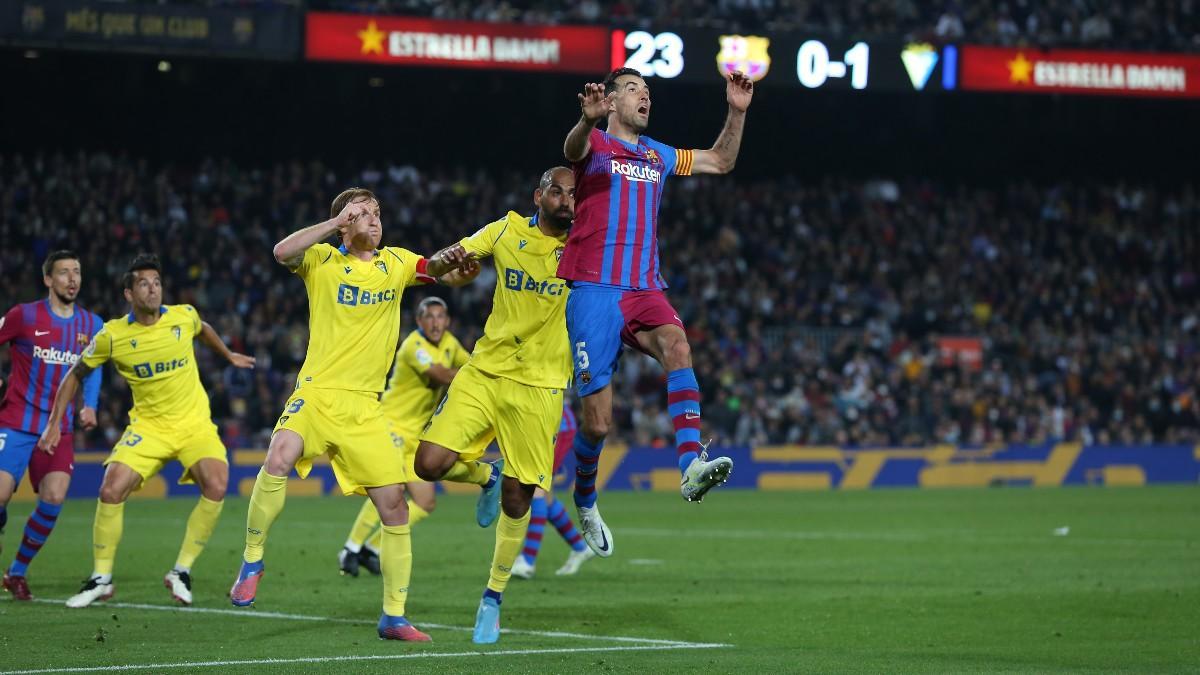 Busquets intentando rematar un balón frente al Cadiz