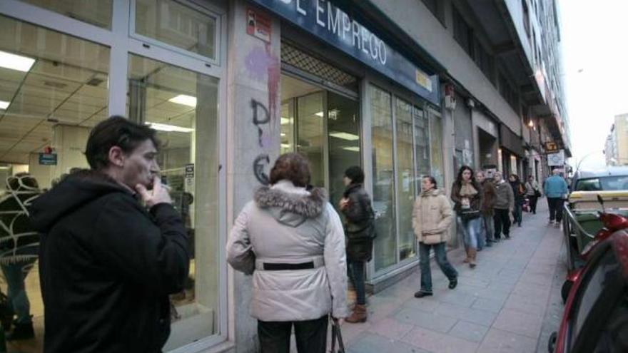 Un grupo de usuarios hace cola en la oficina de Empleo de la avenida de Finisterre. / brais quinteiro